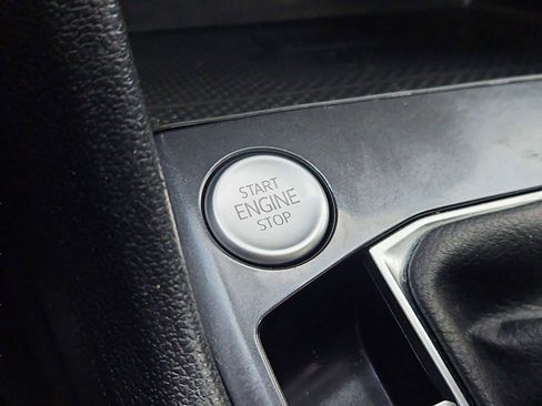 Used 2022 Volkswagen Tiguan SE w/ Panoramic Sunroof Package image 23