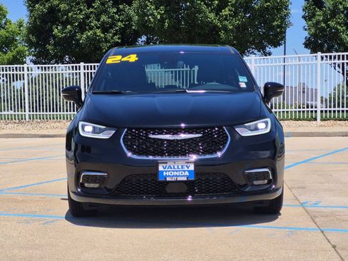 Used 2025 Chrysler Pacifica Select FWD image 3