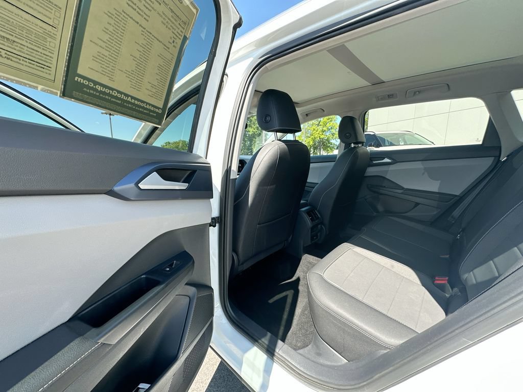 Used 2024 Volkswagen Taos SE AWD/4WD image 17