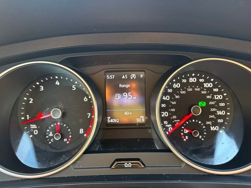 Used 2021 Volkswagen Tiguan SE w/ Panoramic Sunroof Package image 25