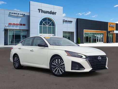Used 2025 Nissan Altima 2.5 SV FWD image 1