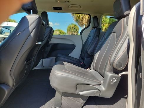Used 2020 Chrysler Pacifica Touring-L Plus w/ Advanced Safetytec Group FWD image 8