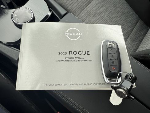 Used 2023 Nissan Rogue SV image 41