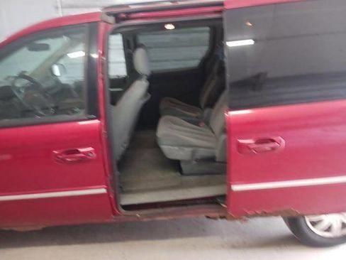 Used 2007 Chrysler Town & Country Touring FWD image 12