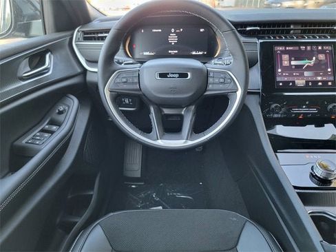 New 2025 Jeep Grand Cherokee Altitude image 30