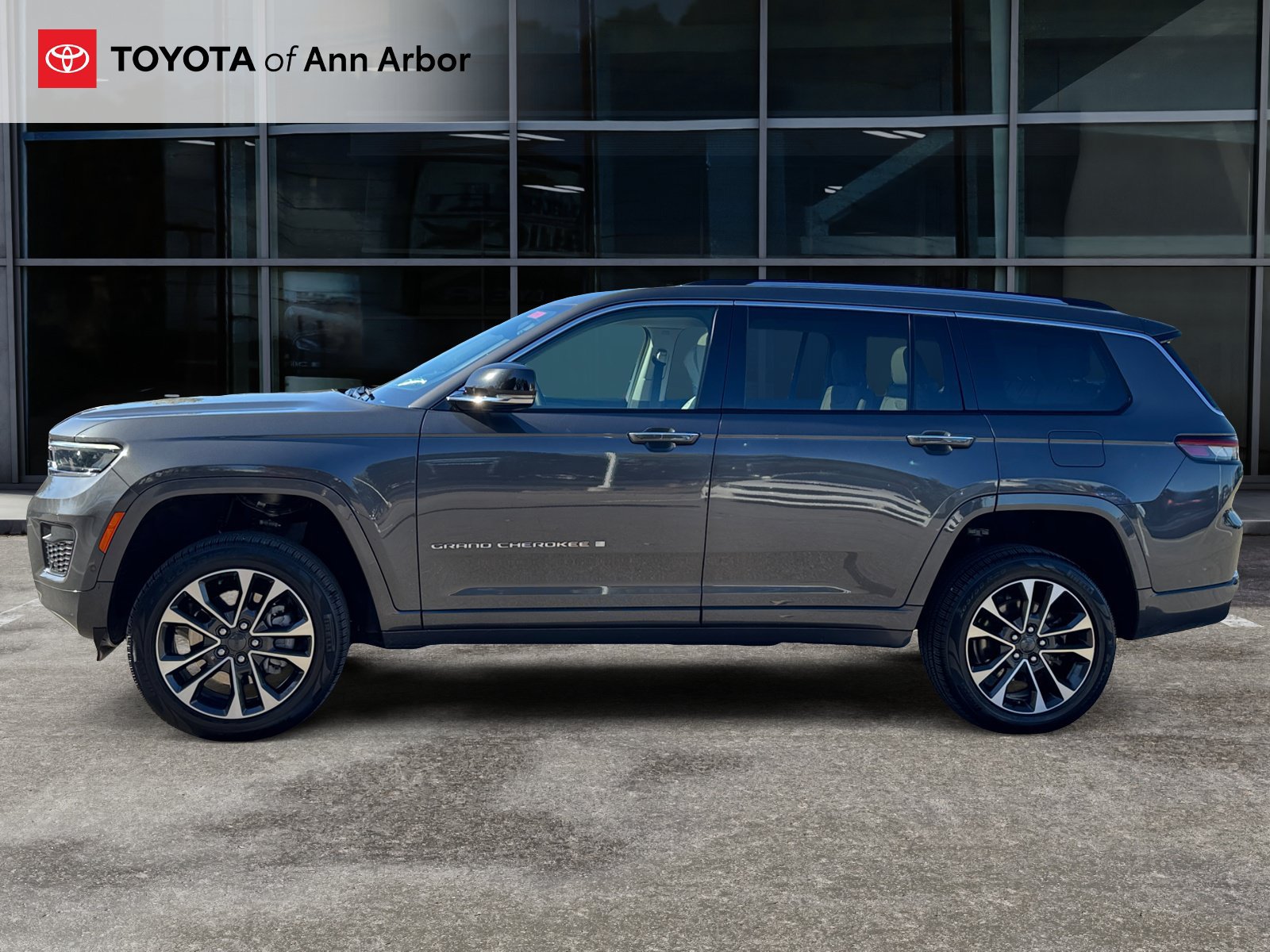 Used 2022 Jeep Grand Cherokee L Overland w/ Luxury Tech Group IV AWD/4WD image 10