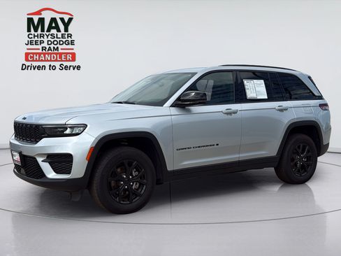 Used 2025 Jeep Grand Cherokee Altitude AWD/4WD image 3