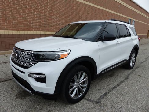 Used 2020 Ford Explorer XLT w/ Equipment Group 202A AWD/4WD image 6