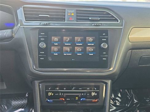 Used 2024 Volkswagen Tiguan SE image 17