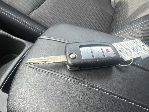 Used 2017 Nissan Rogue S image 32