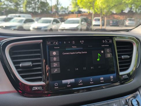 Used 2025 Chrysler Pacifica Select FWD image 13