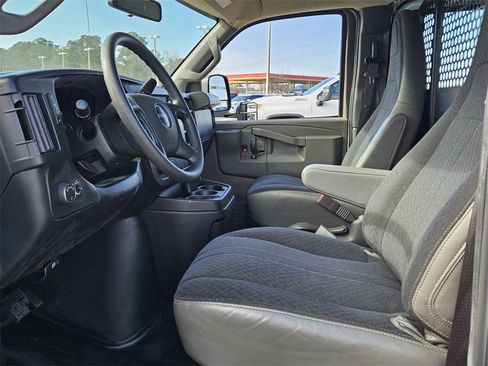 Used 2023 GMC Savana 2500 w/ Driver Convenience Package image 3