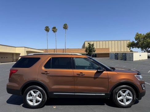 Used 2017 Ford Explorer XLT AWD/4WD image 7