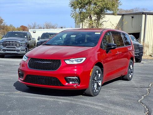 New 2026 Chrysler Pacifica Select image 2