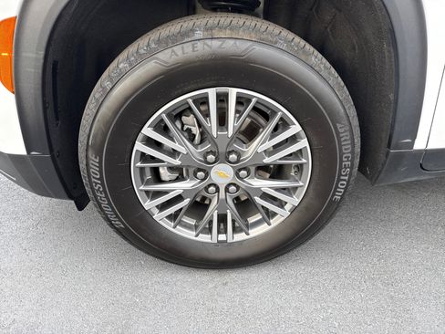 Used 2025 Chevrolet Traverse LT image 9