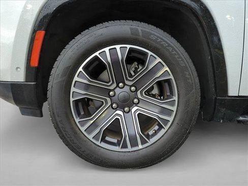 Used 2024 Jeep Wagoneer L Series II RWD image 24