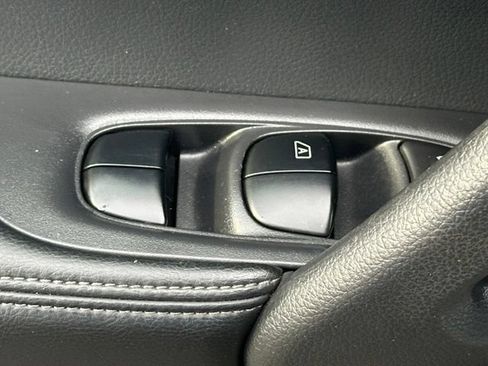 Used 2015 Nissan Rogue S FWD image 20