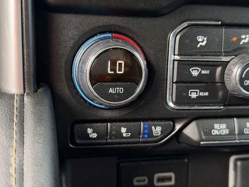 Used 2024 Chevrolet Tahoe Premier AWD/4WD image 22