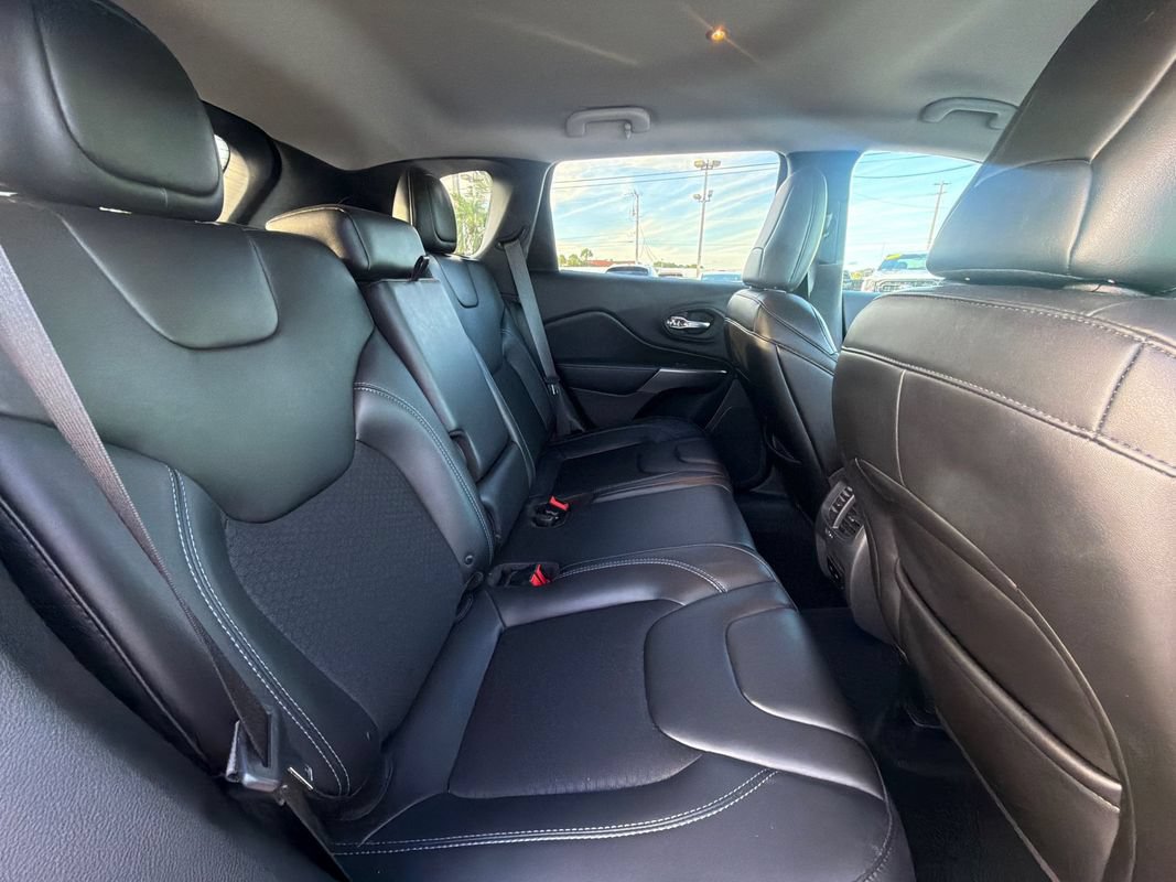 Used 2019 Jeep Cherokee Latitude Plus w/ Cold Weather Group AWD/4WD image 14