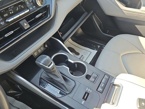 Used 2022 Toyota Highlander XLE image 30