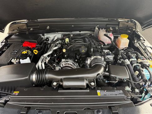 Used 2025 Jeep Gladiator Sport image 14