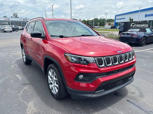 Used 2023 Jeep Compass Latitude w/ Sun and Sound Group AWD/4WD image 5