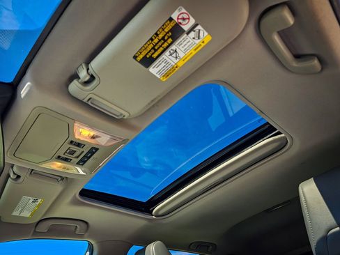 Used 2021 Toyota RAV4 XLE Premium image 17