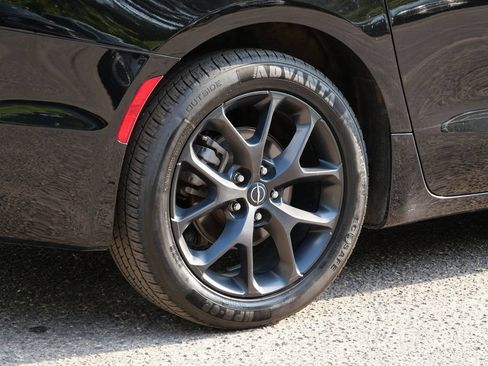 Used 2025 Chrysler Pacifica Limited FWD image 7