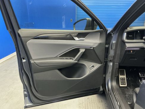 New 2026 Volkswagen Tiguan SE R-Line image 9