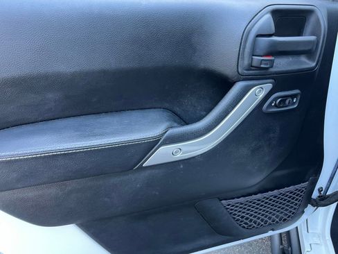 Used 2017 Jeep Wrangler Rubicon AWD/4WD image 24
