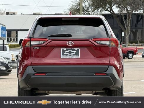 Used 2022 Toyota RAV4 LE image 7