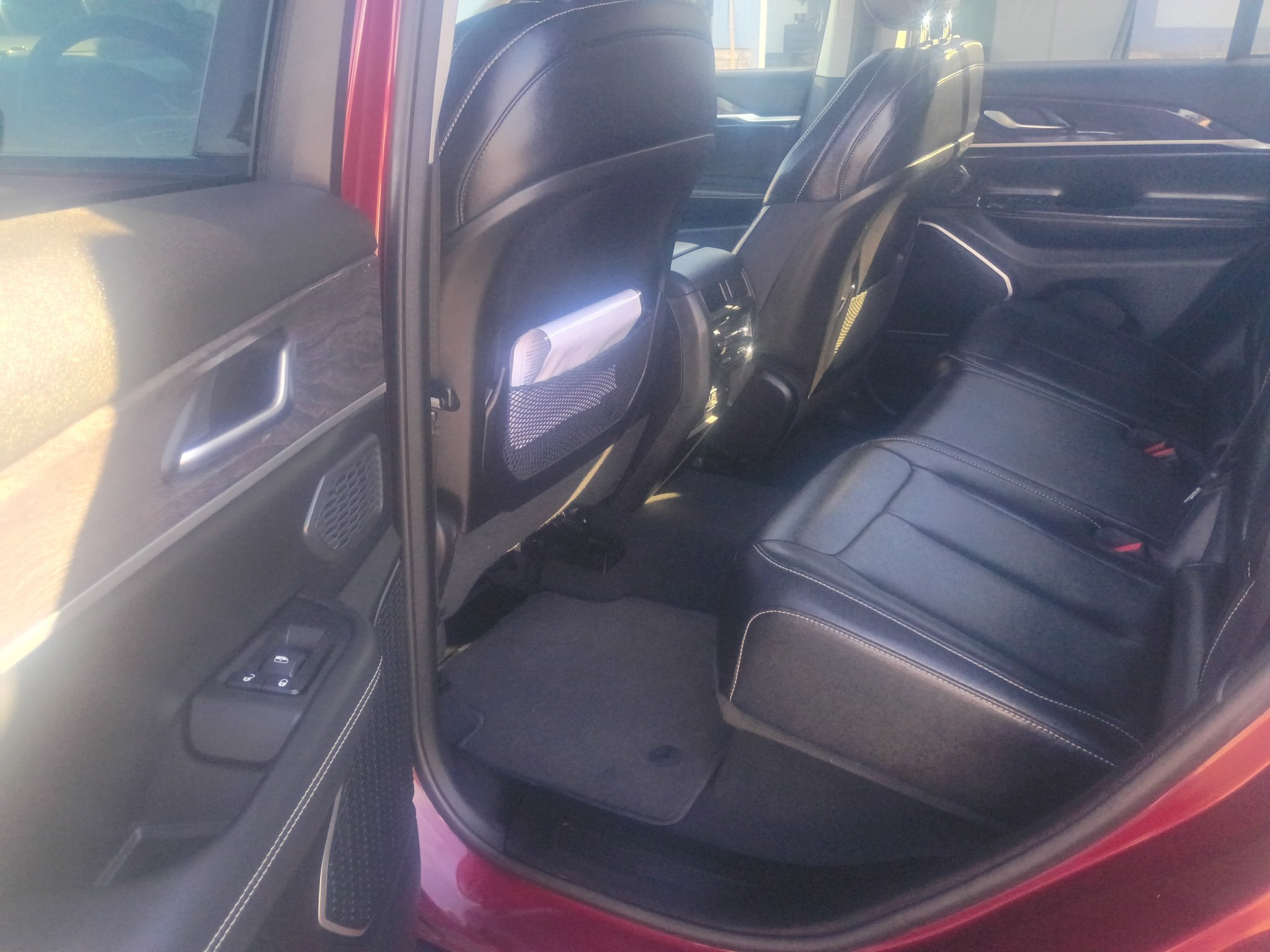 Used 2023 Jeep Grand Cherokee Limited w/ Black Appearance Package AWD/4WD image 10