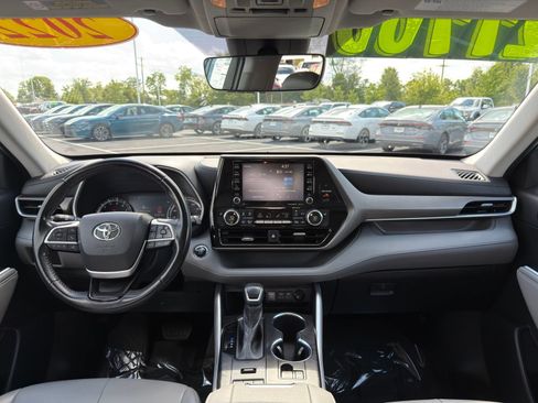 Used 2022 Toyota Highlander XLE AWD/4WD image 28