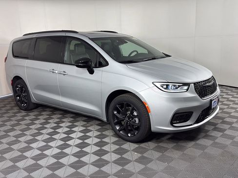 New 2026 Chrysler Pacifica Limited image 2