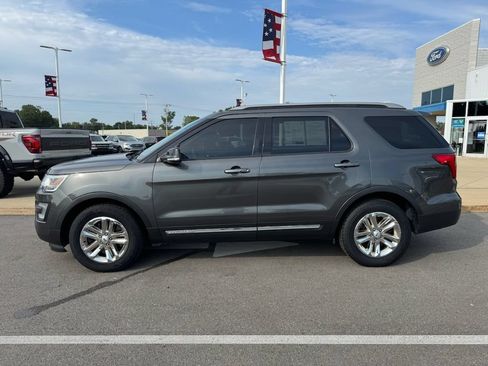 Used 2017 Ford Explorer XLT w/ Equipment Group 202A FWD image 4