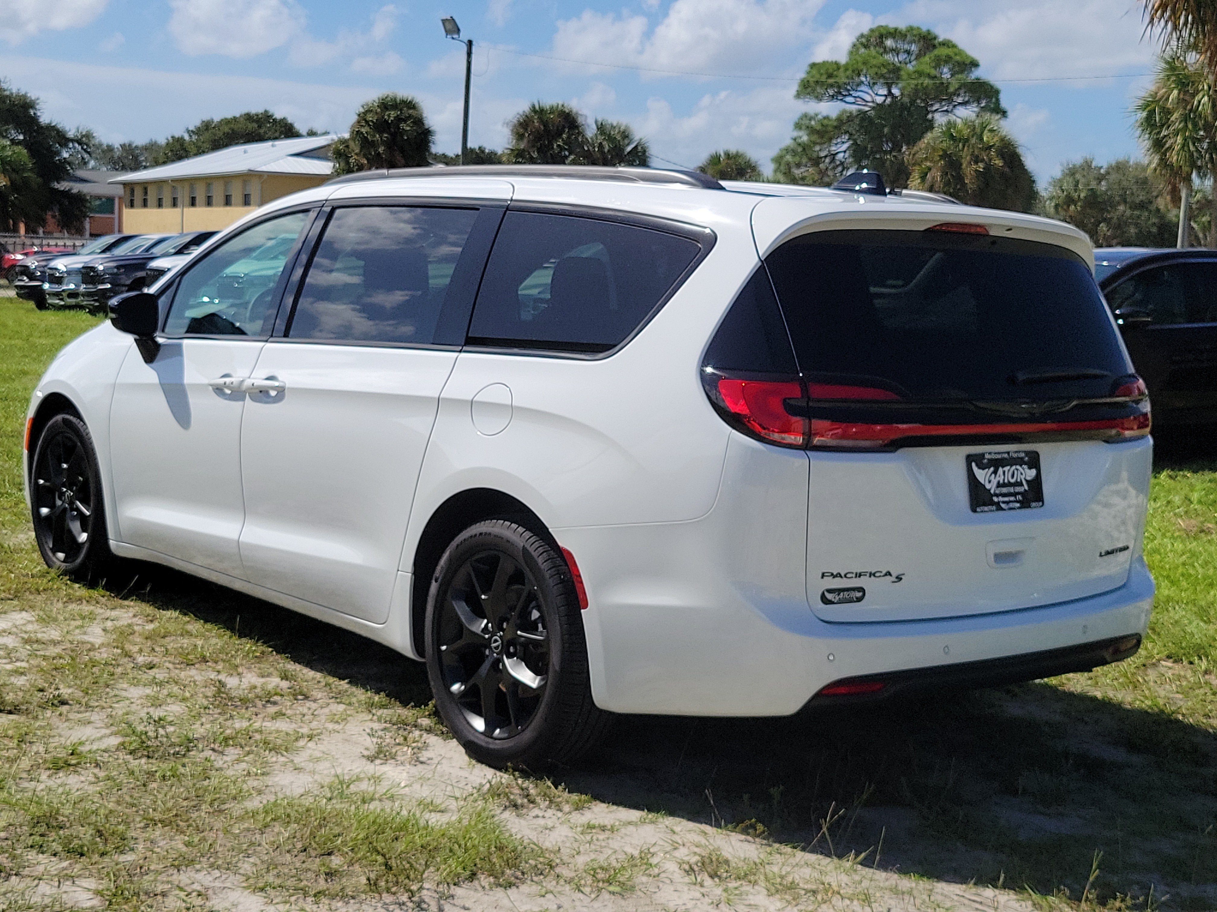 Used 2025 Chrysler Pacifica Limited FWD image 3