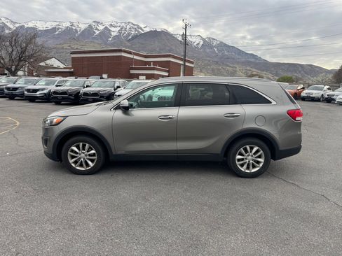 Used 2017 Kia Sorento LX w/ LX Convenience Package image 2