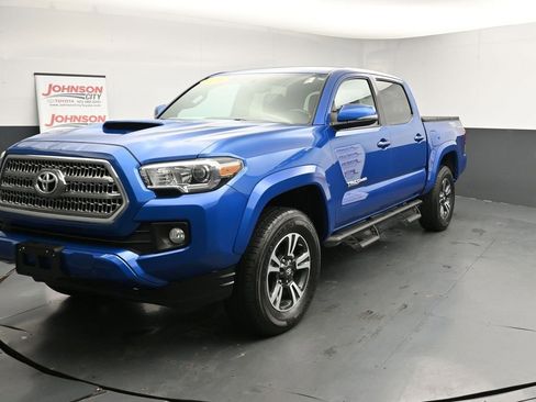 Used 2016 Toyota Tacoma TRD Sport w/ Towing Package image 4