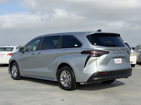 Certified 2025 Toyota Sienna LE FWD image 5