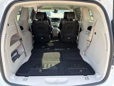 Used 2024 Chrysler Pacifica Touring-L FWD image 10