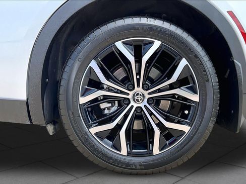 Used 2024 Toyota Crown AWD/4WD image 11
