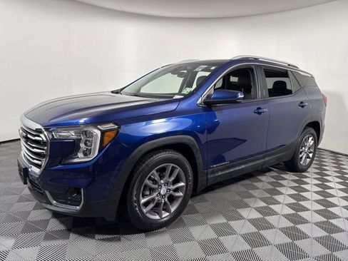 Used 2023 GMC Terrain SLT image 2