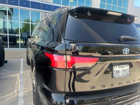 Used 2023 Toyota Sequoia Platinum AWD/4WD image 4