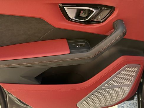 Used 2022 Lamborghini Urus image 19