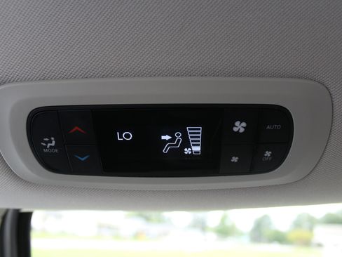 Used 2024 Chrysler Pacifica Select image 52