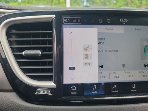 Used 2023 Chrysler Pacifica Touring-L FWD image 19