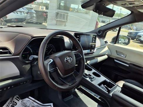 Used 2023 Toyota Sienna Platinum image 10