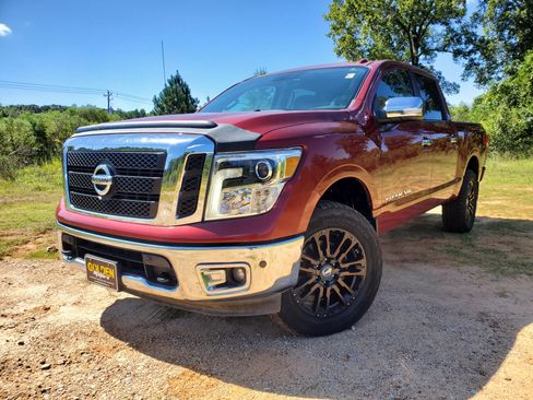 Used 2018 Nissan Titan SL image 18