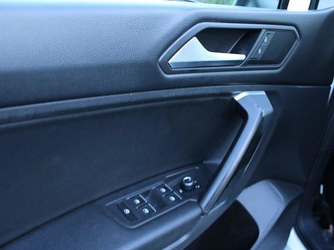 Used 2019 Volkswagen Tiguan SE w/ Panoramic Sunroof Package FWD image 9