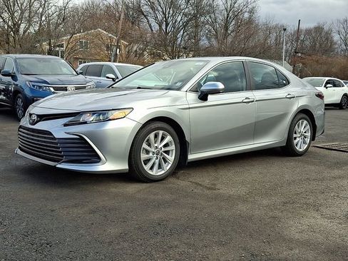 Used 2021 Toyota Camry LE image 3